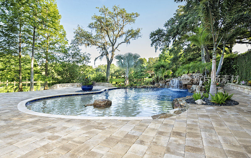 美丽的景观游泳池与瀑布在Estate Home
